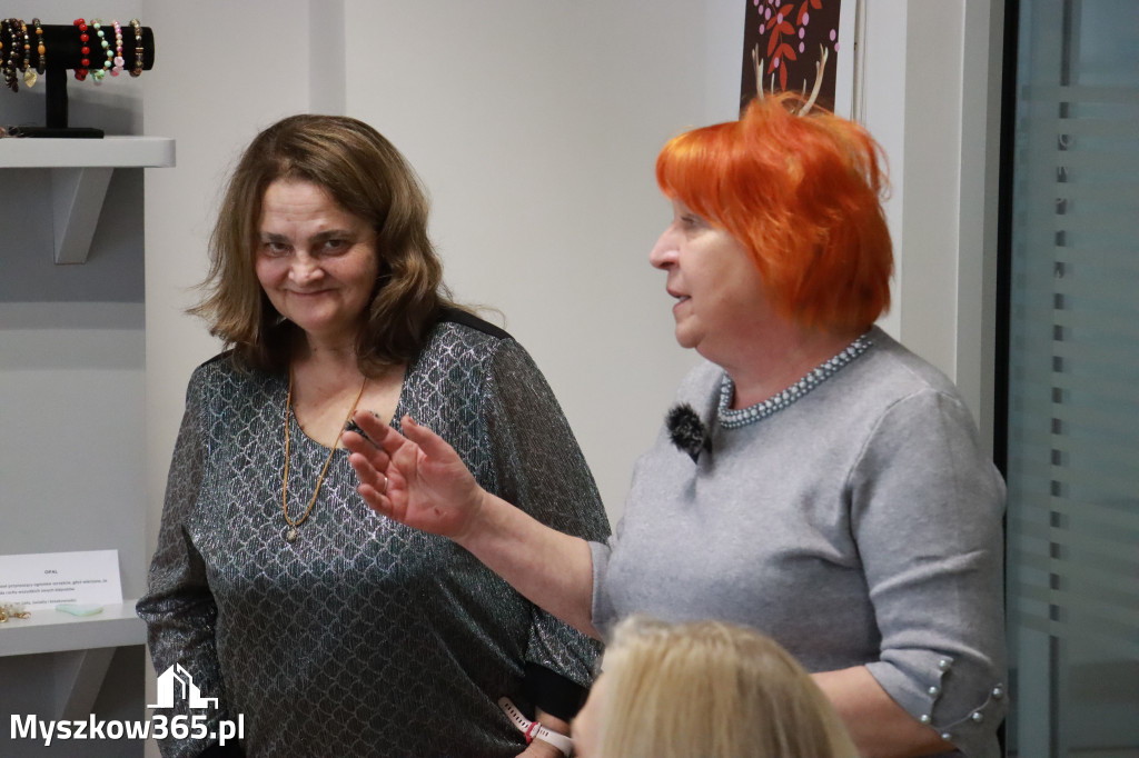 Fotorelacja: Wystawa z cyklu MOJE PASJE, HOBBY pani Lucyny Bąk członkini Klubu Seniora Koziołek