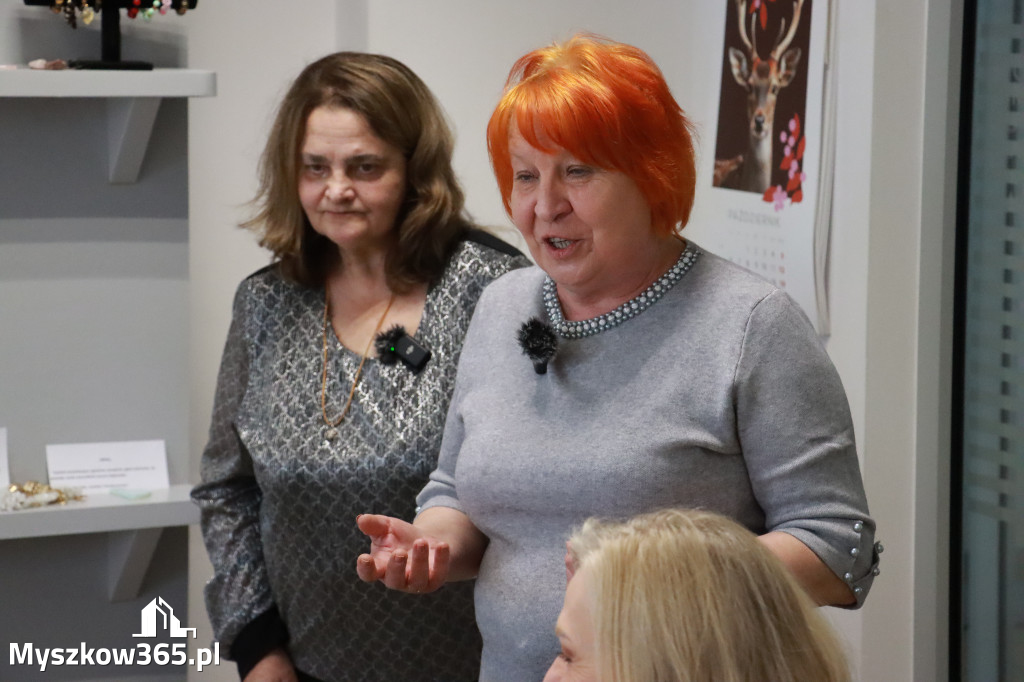 Fotorelacja: Wystawa z cyklu MOJE PASJE, HOBBY pani Lucyny Bąk członkini Klubu Seniora Koziołek