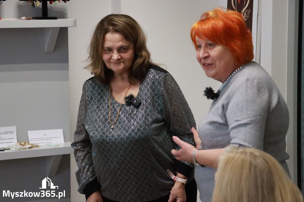 Fotorelacja: Wystawa z cyklu MOJE PASJE, HOBBY pani Lucyny Bąk członkini Klubu Seniora Koziołek