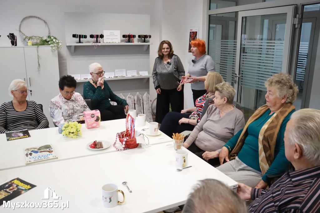 Fotorelacja: Wystawa z cyklu MOJE PASJE, HOBBY pani Lucyny Bąk członkini Klubu Seniora Koziołek