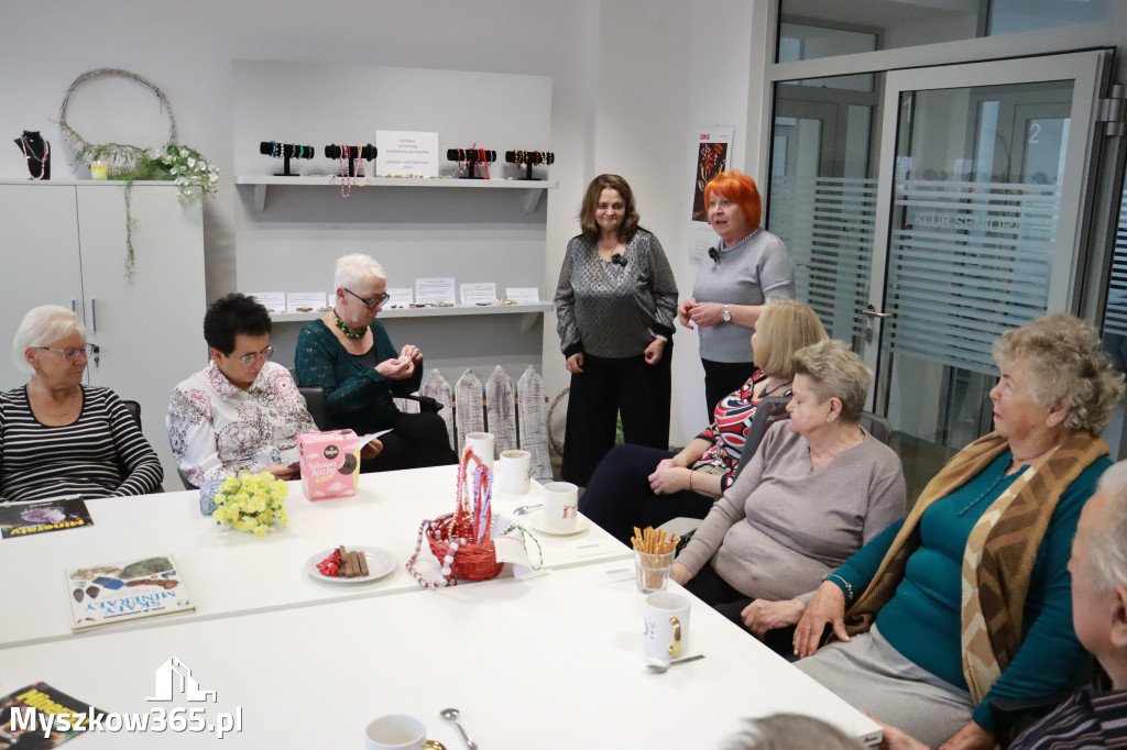 Fotorelacja: Wystawa z cyklu MOJE PASJE, HOBBY pani Lucyny Bąk członkini Klubu Seniora Koziołek