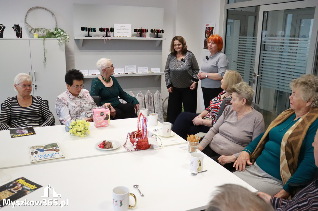 Fotorelacja: Wystawa z cyklu MOJE PASJE, HOBBY pani Lucyny Bąk członkini Klubu Seniora Koziołek