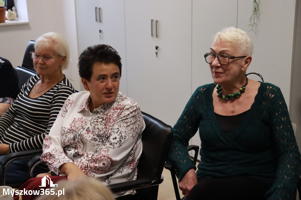 Fotorelacja: Wystawa z cyklu MOJE PASJE, HOBBY pani Lucyny Bąk członkini Klubu Seniora Koziołek