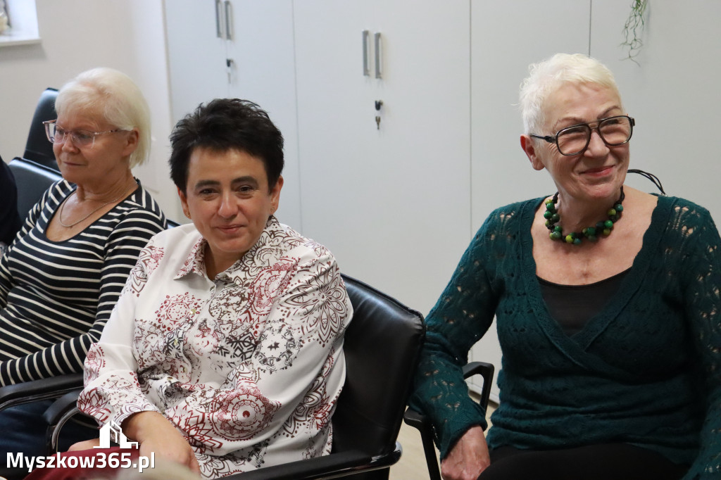 Fotorelacja: Wystawa z cyklu MOJE PASJE, HOBBY pani Lucyny Bąk członkini Klubu Seniora Koziołek