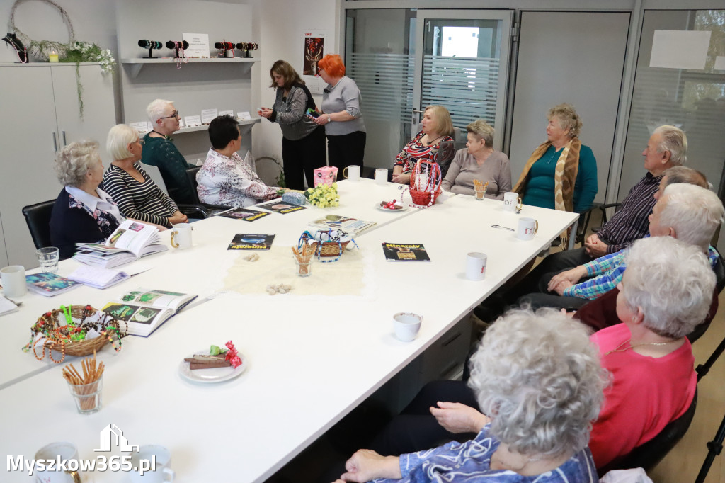 Fotorelacja: Wystawa z cyklu MOJE PASJE, HOBBY pani Lucyny Bąk członkini Klubu Seniora Koziołek