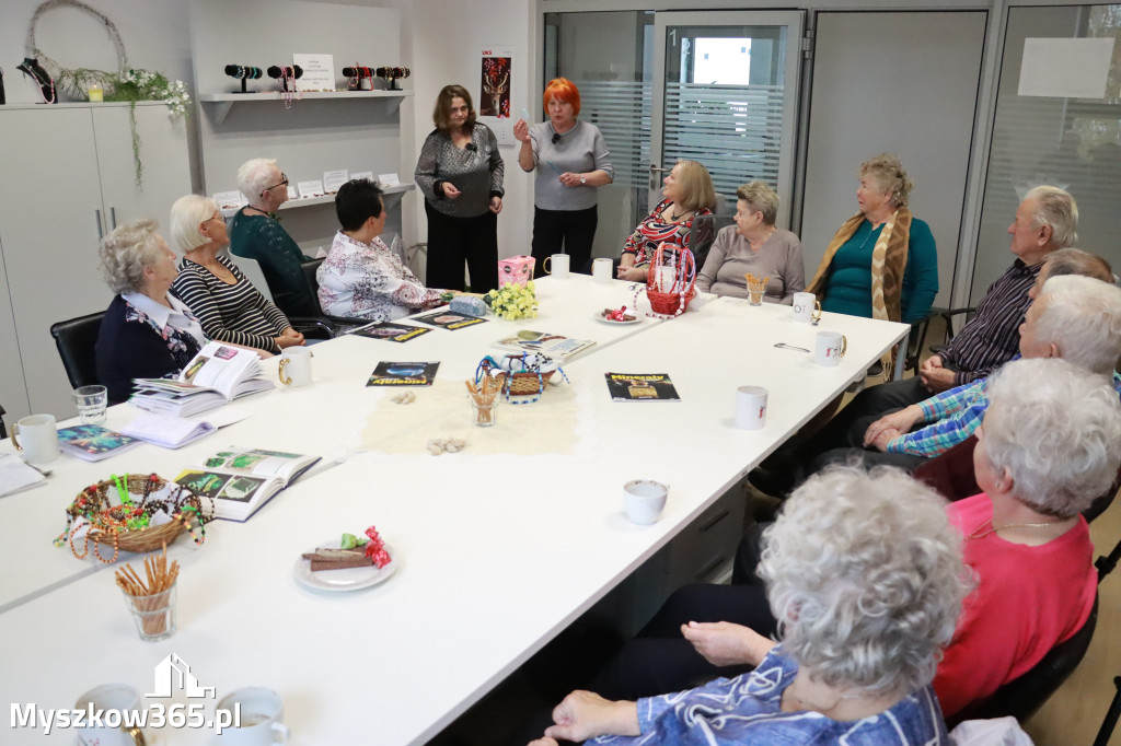 Fotorelacja: Wystawa z cyklu MOJE PASJE, HOBBY pani Lucyny Bąk członkini Klubu Seniora Koziołek