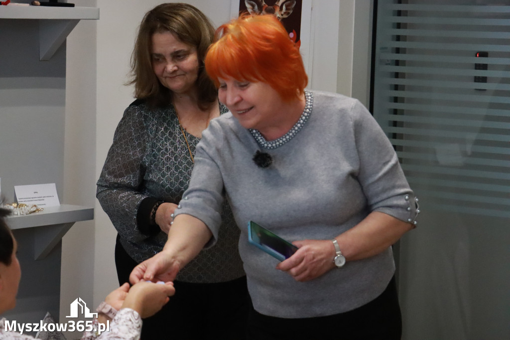 Fotorelacja: Wystawa z cyklu MOJE PASJE, HOBBY pani Lucyny Bąk członkini Klubu Seniora Koziołek