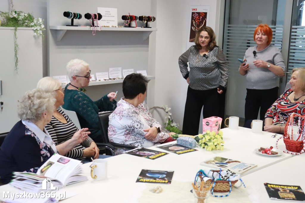 Fotorelacja: Wystawa z cyklu MOJE PASJE, HOBBY pani Lucyny Bąk członkini Klubu Seniora Koziołek