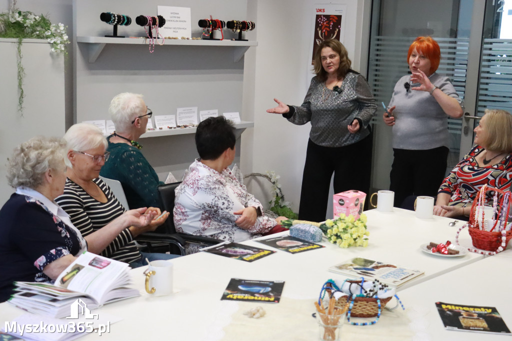 Fotorelacja: Wystawa z cyklu MOJE PASJE, HOBBY pani Lucyny Bąk członkini Klubu Seniora Koziołek