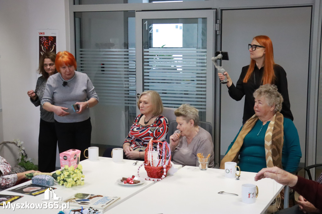 Fotorelacja: Wystawa z cyklu MOJE PASJE, HOBBY pani Lucyny Bąk członkini Klubu Seniora Koziołek