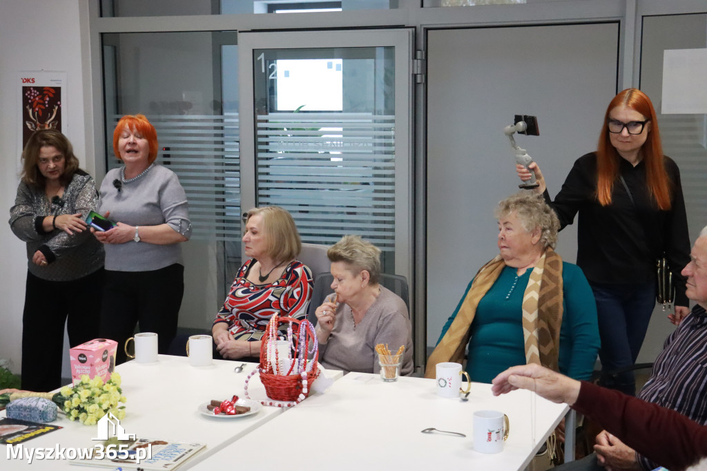 Fotorelacja: Wystawa z cyklu MOJE PASJE, HOBBY pani Lucyny Bąk członkini Klubu Seniora Koziołek