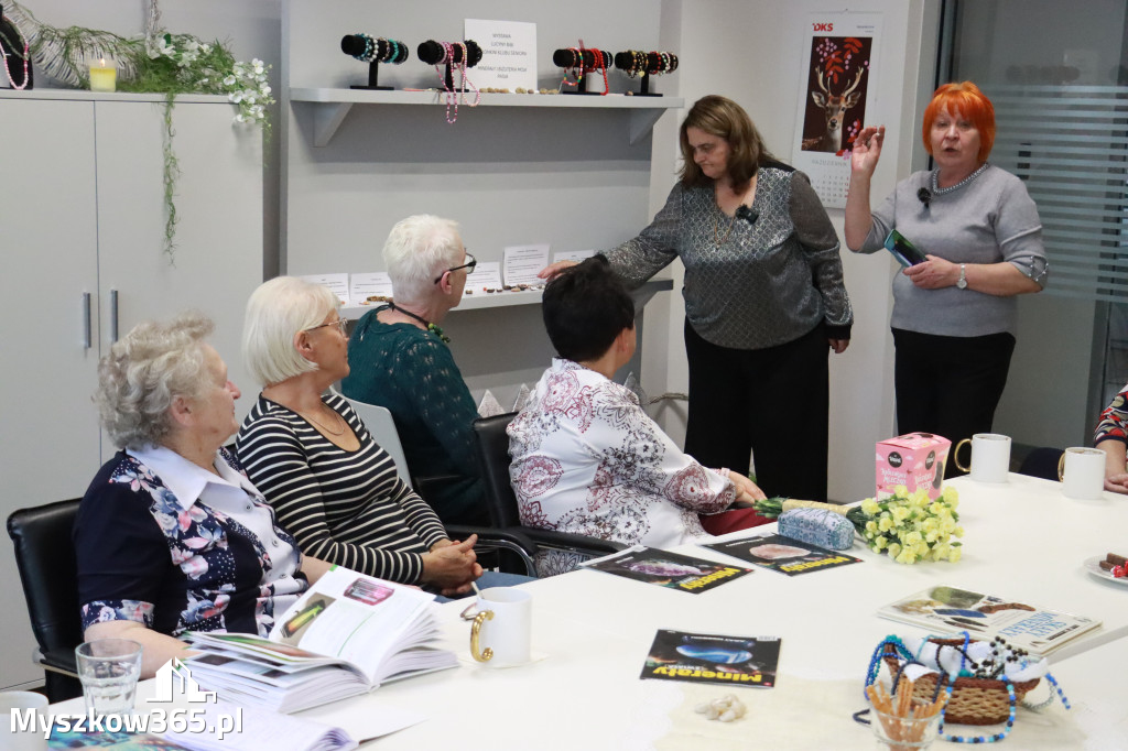 Fotorelacja: Wystawa z cyklu MOJE PASJE, HOBBY pani Lucyny Bąk członkini Klubu Seniora Koziołek