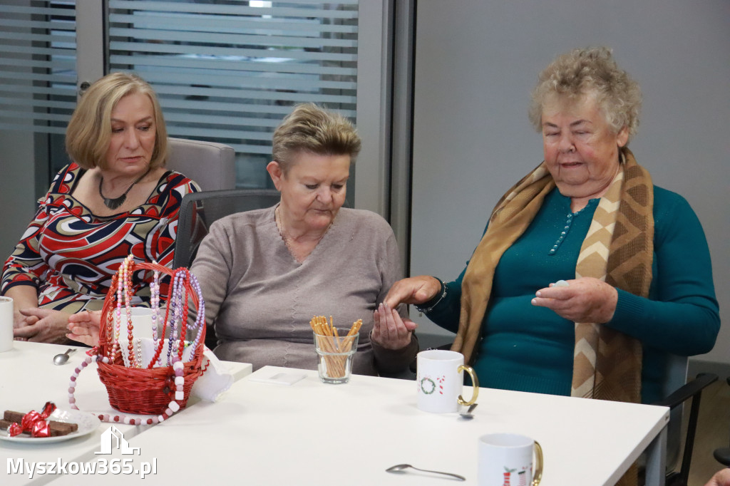 Fotorelacja: Wystawa z cyklu MOJE PASJE, HOBBY pani Lucyny Bąk członkini Klubu Seniora Koziołek