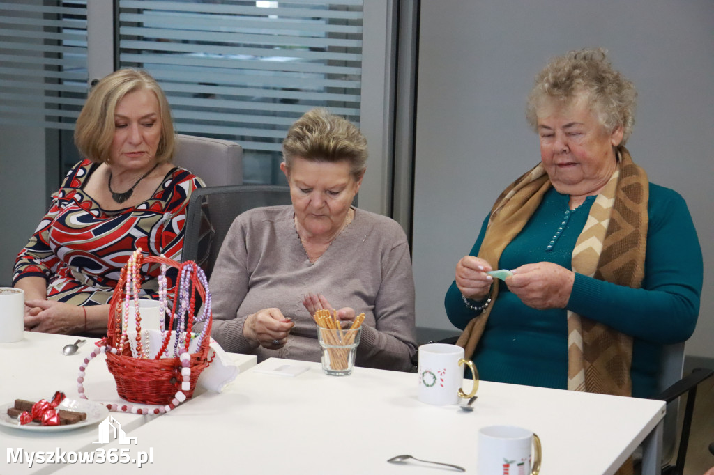 Fotorelacja: Wystawa z cyklu MOJE PASJE, HOBBY pani Lucyny Bąk członkini Klubu Seniora Koziołek