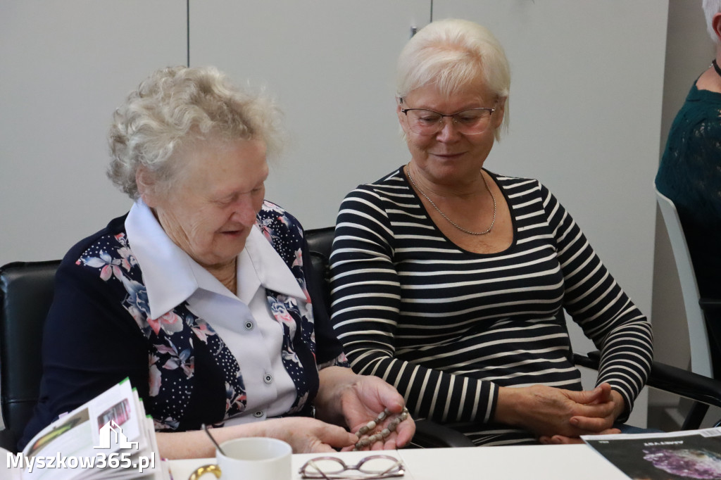 Fotorelacja: Wystawa z cyklu MOJE PASJE, HOBBY pani Lucyny Bąk członkini Klubu Seniora Koziołek