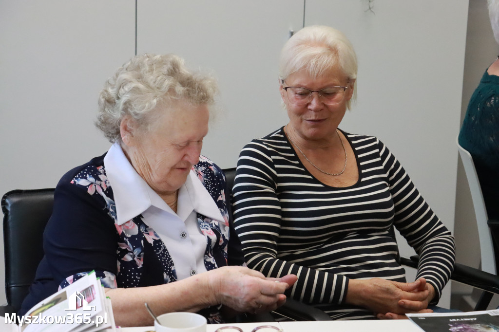 Fotorelacja: Wystawa z cyklu MOJE PASJE, HOBBY pani Lucyny Bąk członkini Klubu Seniora Koziołek