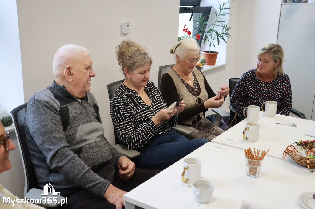 Fotorelacja: Wystawa z cyklu MOJE PASJE, HOBBY pani Lucyny Bąk członkini Klubu Seniora Koziołek