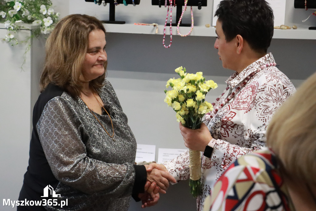 Fotorelacja: Wystawa z cyklu MOJE PASJE, HOBBY pani Lucyny Bąk członkini Klubu Seniora Koziołek