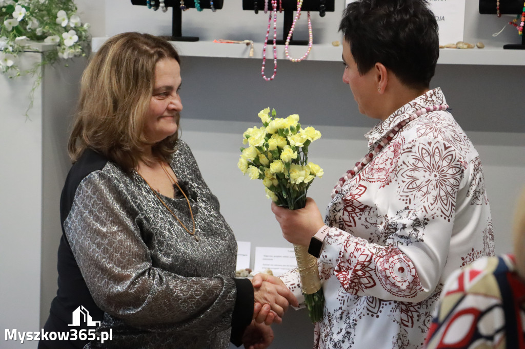 Fotorelacja: Wystawa z cyklu MOJE PASJE, HOBBY pani Lucyny Bąk członkini Klubu Seniora Koziołek