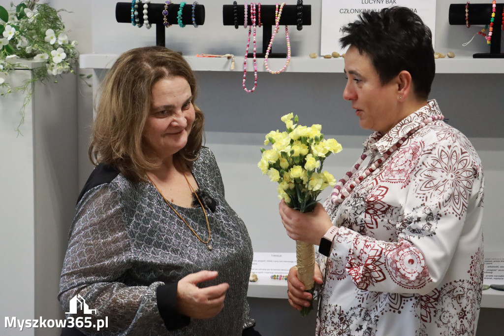 Fotorelacja: Wystawa z cyklu MOJE PASJE, HOBBY pani Lucyny Bąk członkini Klubu Seniora Koziołek