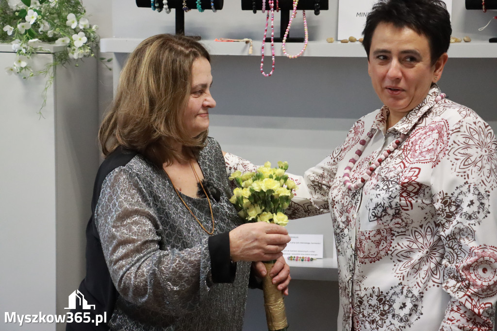 Fotorelacja: Wystawa z cyklu MOJE PASJE, HOBBY pani Lucyny Bąk członkini Klubu Seniora Koziołek