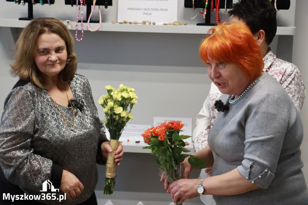 Fotorelacja: Wystawa z cyklu MOJE PASJE, HOBBY pani Lucyny Bąk członkini Klubu Seniora Koziołek