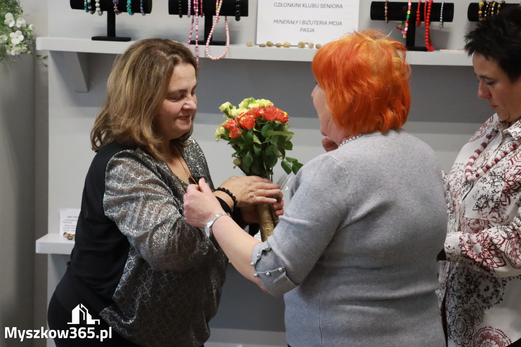 Fotorelacja: Wystawa z cyklu MOJE PASJE, HOBBY pani Lucyny Bąk członkini Klubu Seniora Koziołek