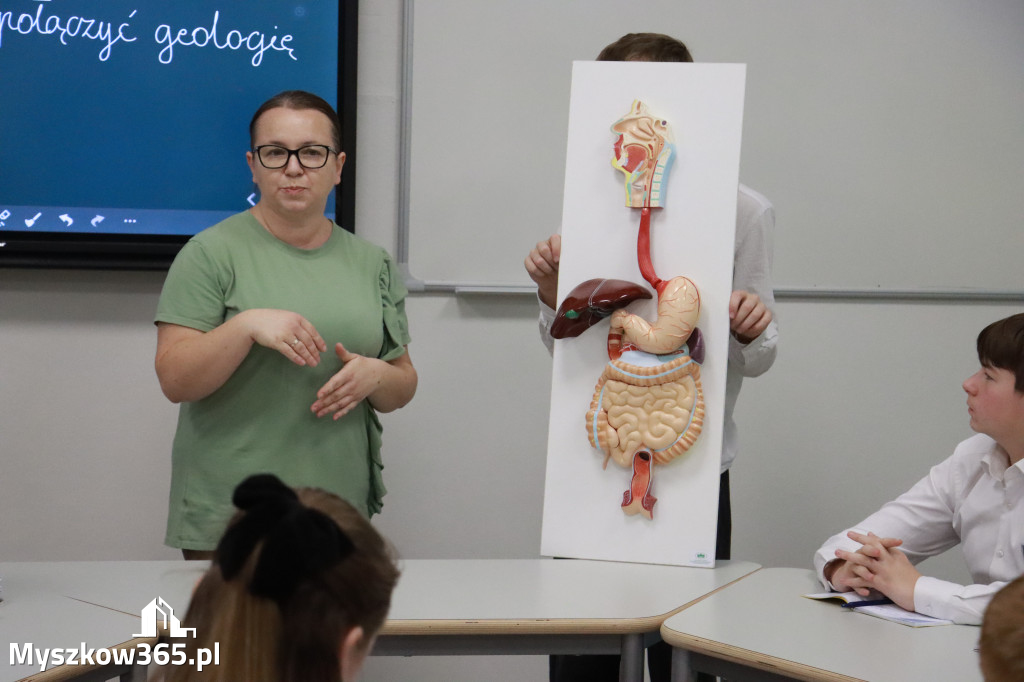 Fotorelacja: ZAKĄTEK NATURY w Szkole Podstawowej w Poraju