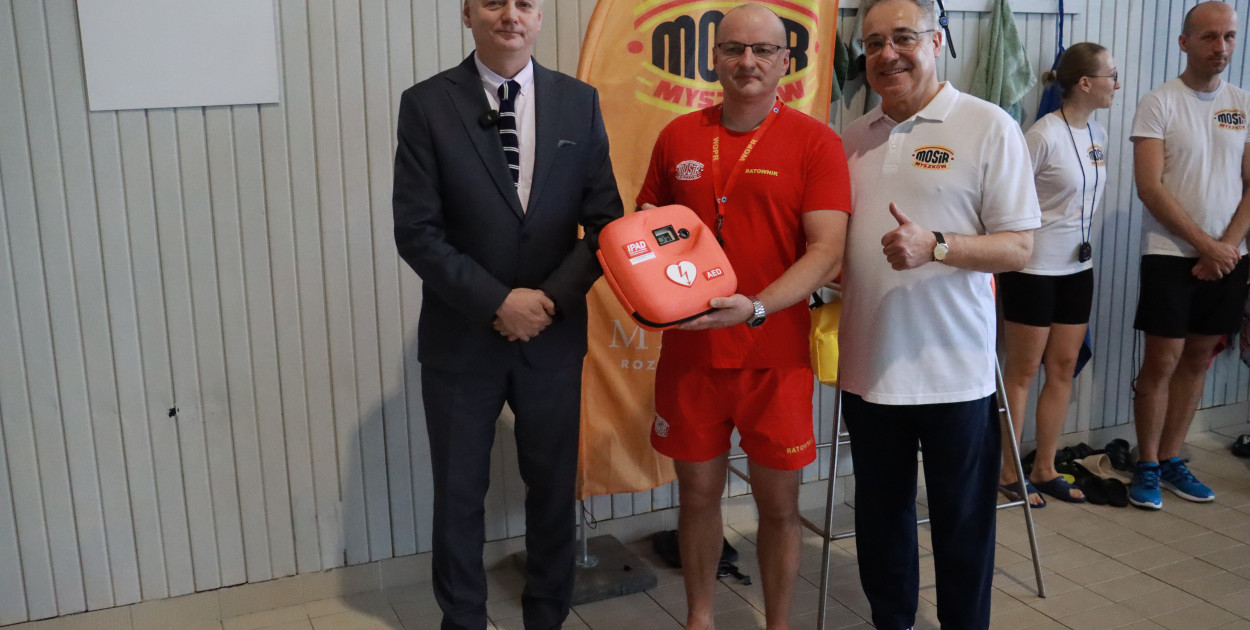 Fotorelacja: Zawody Pływackie i nowy Defibrylator AED w MOSiR Myszków