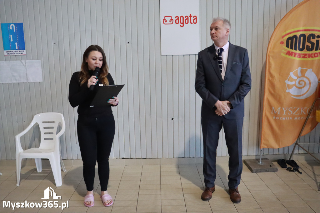 Fotorelacja: Zawody Pływackie i nowy Defibrylator AED w MOSiR Myszków