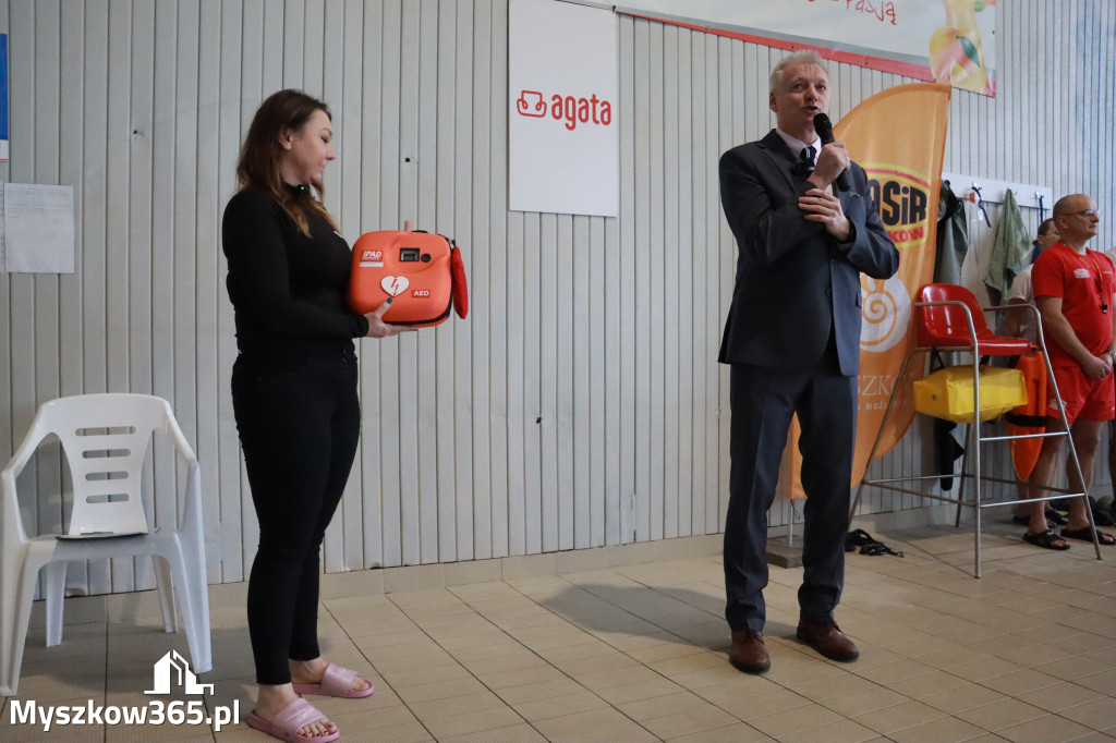 Fotorelacja: Zawody Pływackie i nowy Defibrylator AED w MOSiR Myszków