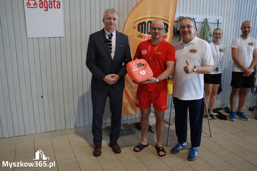 Fotorelacja: Zawody Pływackie i nowy Defibrylator AED w MOSiR Myszków