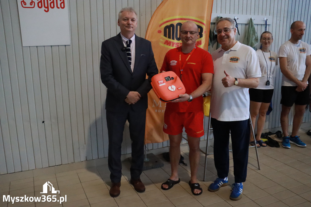 Fotorelacja: Zawody Pływackie i nowy Defibrylator AED w MOSiR Myszków