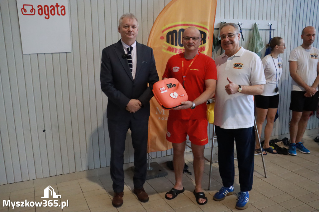 Fotorelacja: Zawody Pływackie i nowy Defibrylator AED w MOSiR Myszków