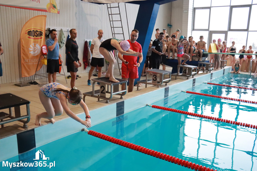 Fotorelacja: Zawody Pływackie i nowy Defibrylator AED w MOSiR Myszków