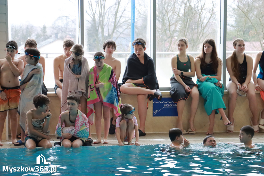 Fotorelacja: Zawody Pływackie i nowy Defibrylator AED w MOSiR Myszków