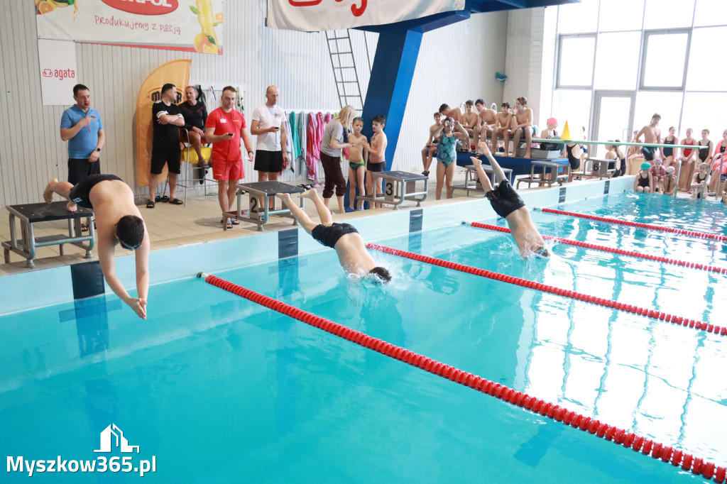 Fotorelacja: Zawody Pływackie i nowy Defibrylator AED w MOSiR Myszków