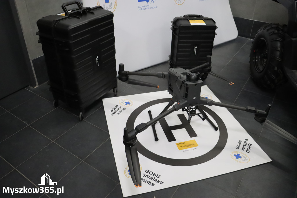 Fotorelacja: Przekazanie sprzętu dla Grupy Jurajskiej GOPR w Podlesicach gmina Kroczyce