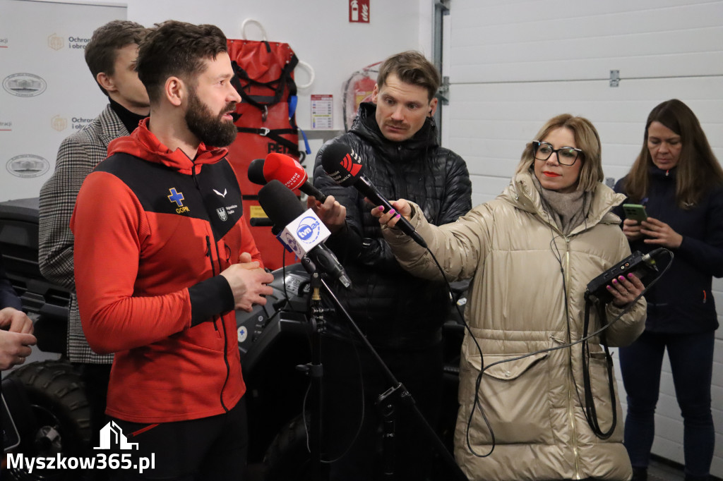 Fotorelacja: Przekazanie sprzętu dla Grupy Jurajskiej GOPR w Podlesicach gmina Kroczyce