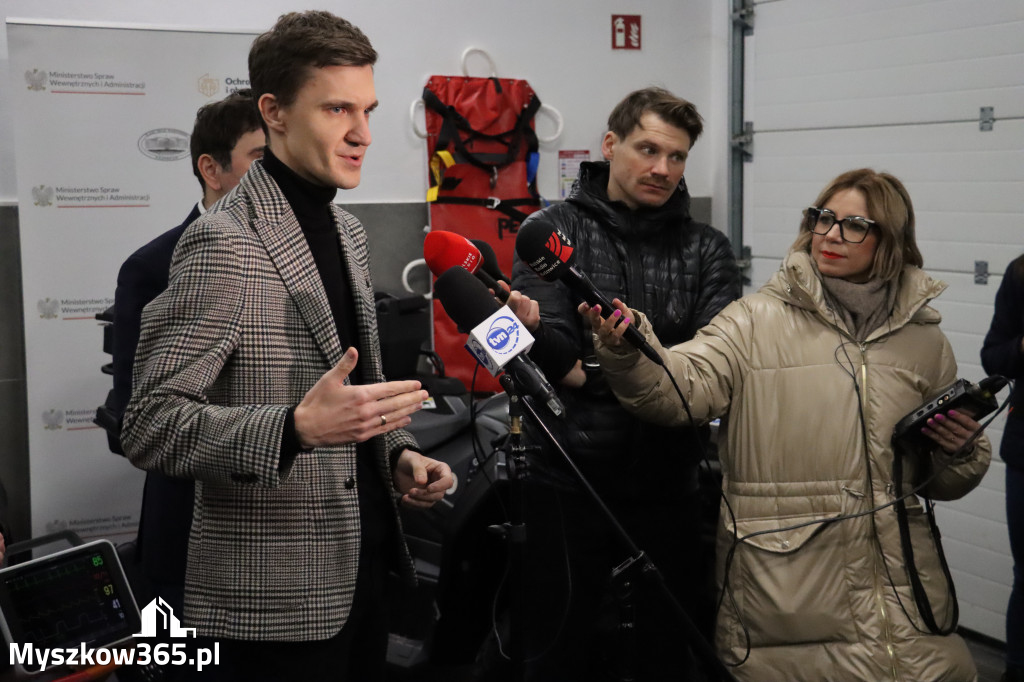 Fotorelacja: Przekazanie sprzętu dla Grupy Jurajskiej GOPR w Podlesicach gmina Kroczyce