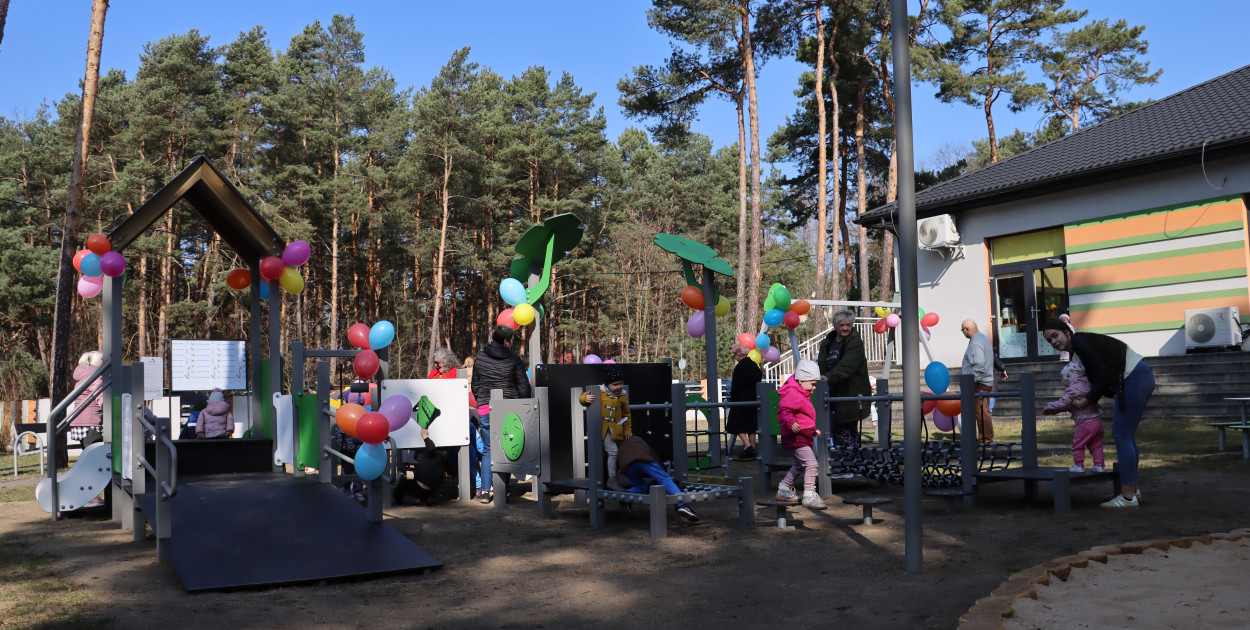 Fotorelacja: Nowe place zabaw przy Żłobkach Gminnych w Poraju i Żarkach-Letnisku