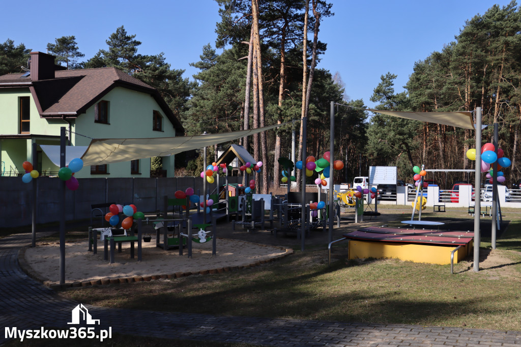 Fotorelacja: Nowe place zabaw przy Żłobkach Gminnych w Poraju i Żarkach-Letnisku