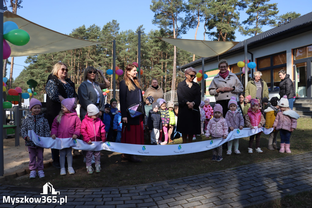 Fotorelacja: Nowe place zabaw przy Żłobkach Gminnych w Poraju i Żarkach-Letnisku