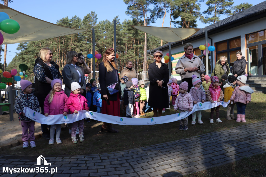 Fotorelacja: Nowe place zabaw przy Żłobkach Gminnych w Poraju i Żarkach-Letnisku