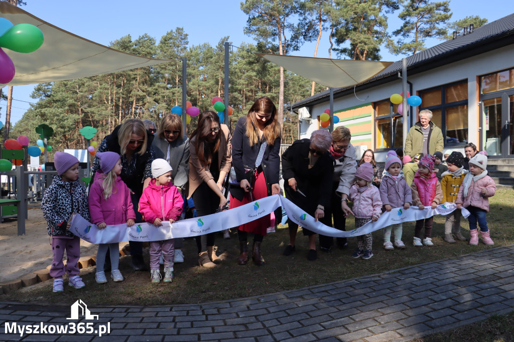 Fotorelacja: Nowe place zabaw przy Żłobkach Gminnych w Poraju i Żarkach-Letnisku