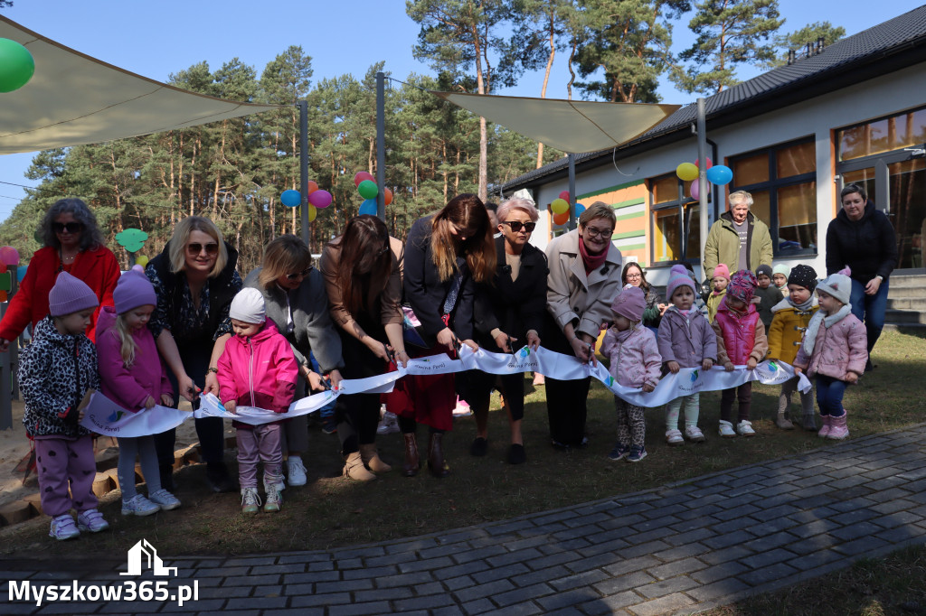 Fotorelacja: Nowe place zabaw przy Żłobkach Gminnych w Poraju i Żarkach-Letnisku