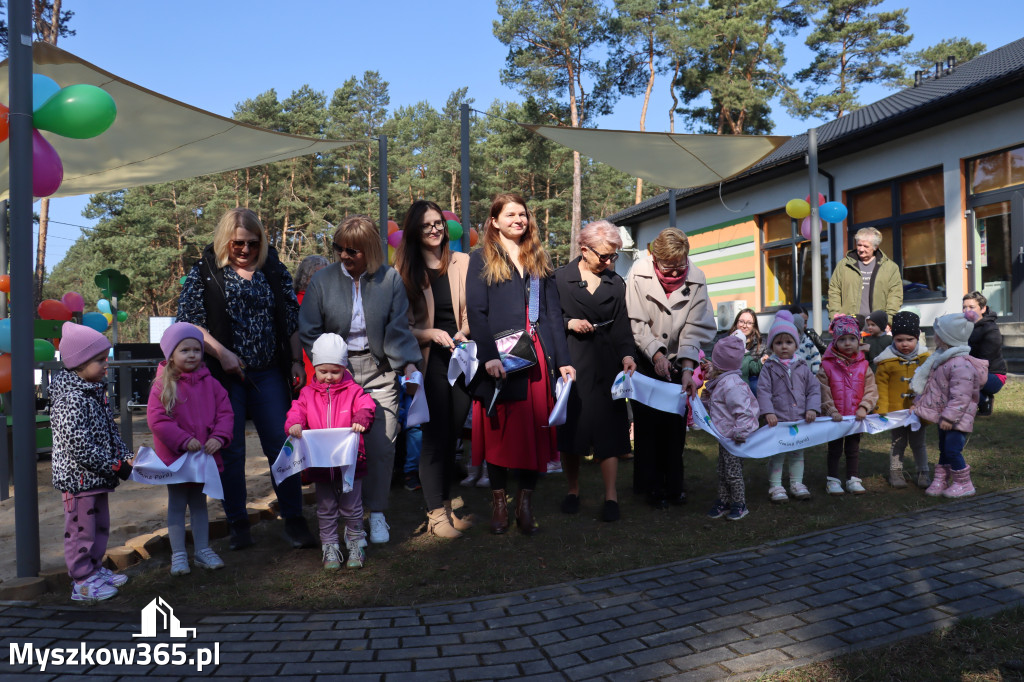 Fotorelacja: Nowe place zabaw przy Żłobkach Gminnych w Poraju i Żarkach-Letnisku