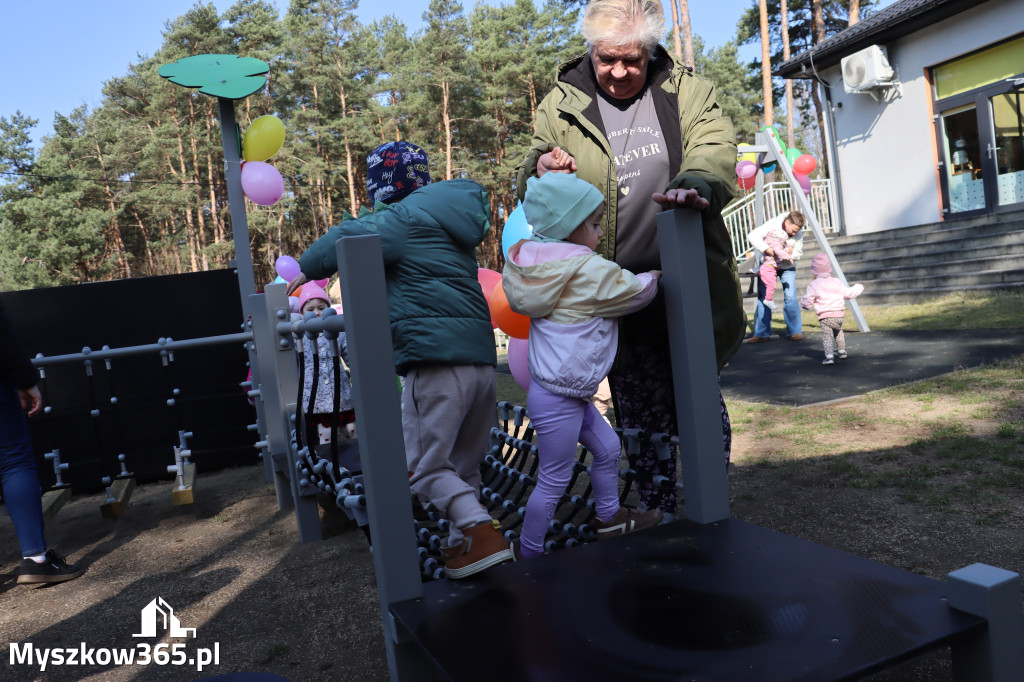 Fotorelacja: Nowe place zabaw przy Żłobkach Gminnych w Poraju i Żarkach-Letnisku