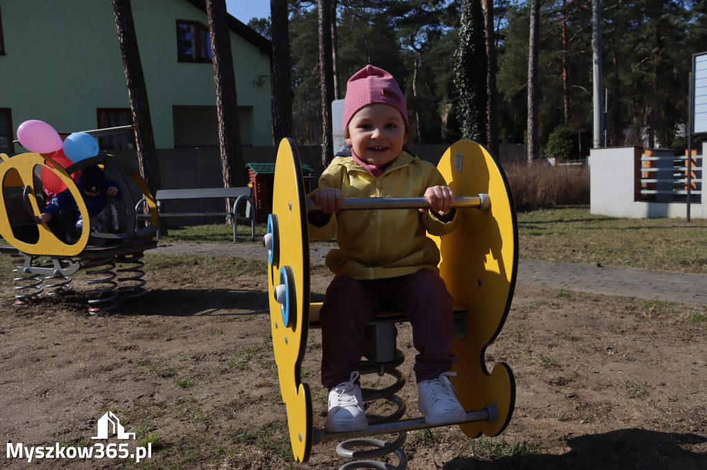 Fotorelacja: Nowe place zabaw przy Żłobkach Gminnych w Poraju i Żarkach-Letnisku