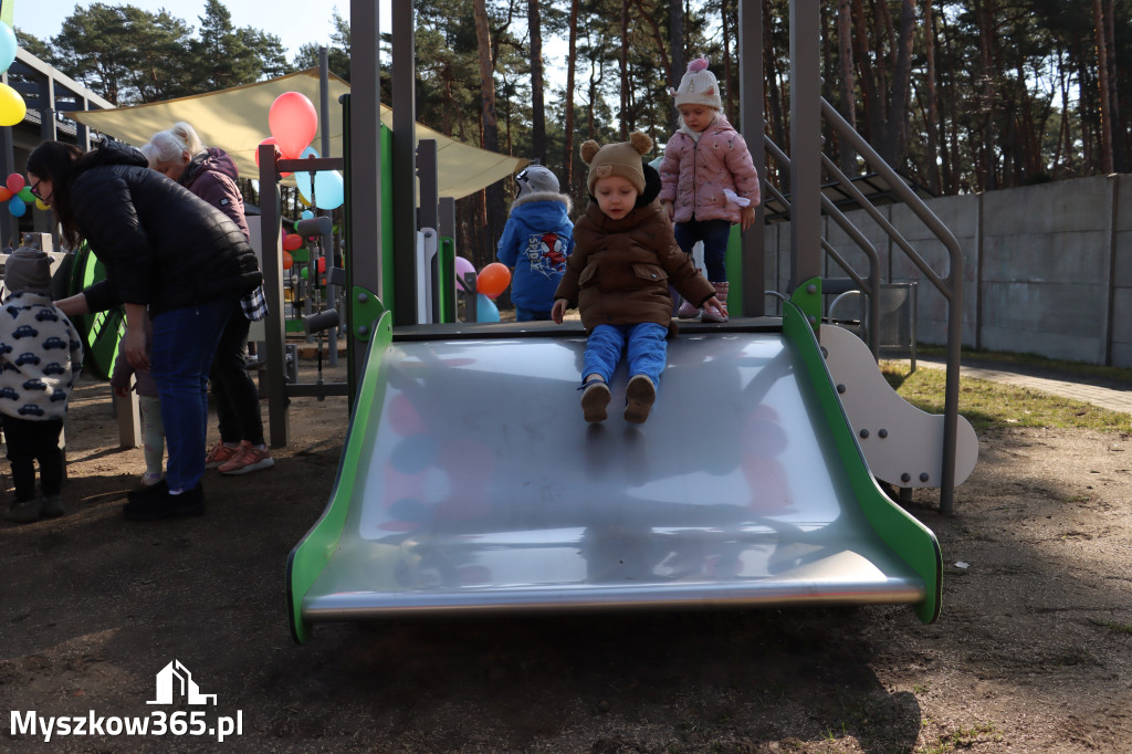 Fotorelacja: Nowe place zabaw przy Żłobkach Gminnych w Poraju i Żarkach-Letnisku